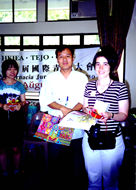 La autoro (dekstre) en la Hongkong-a IJK en 2000